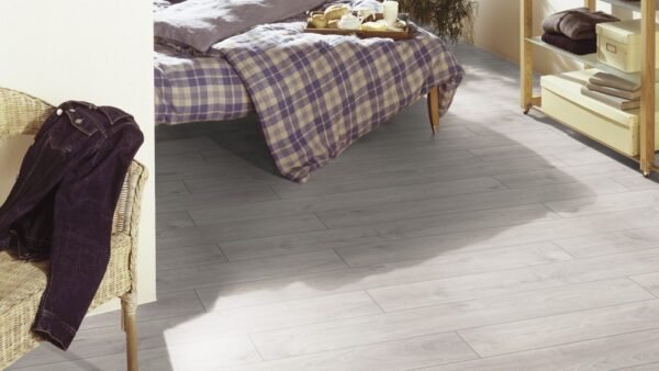 PARQUET 8MM EXQUISIT CLIC AC4 CHENE BLANCHIT A LA CHAUX – Image 3